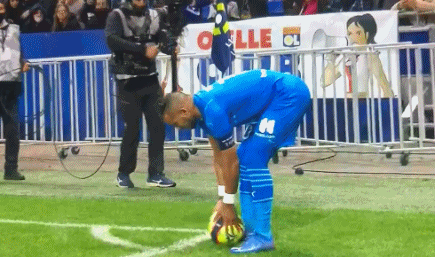 巴萨主席拉波尔塔圣诞晚宴展现亲和力 球队领跑西甲前景光明（拉波尔塔圣诞宴上亲和尽显 巴萨领跑西甲前景可期）