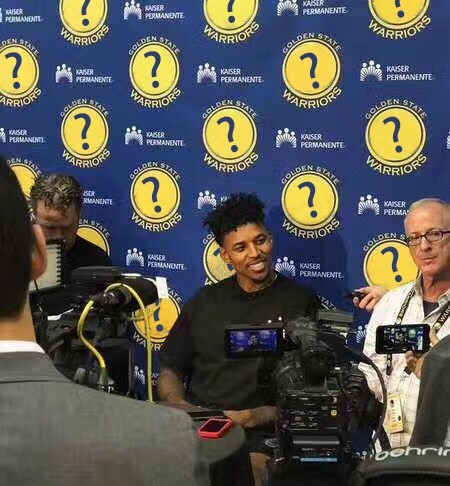 佩林卡：我把里夫斯绝杀森林狼的照片印在高尔夫球上送给了他（佩林卡：把里夫斯绝杀森林狼的瞬间印在高尔夫球上，作为礼物送给他）