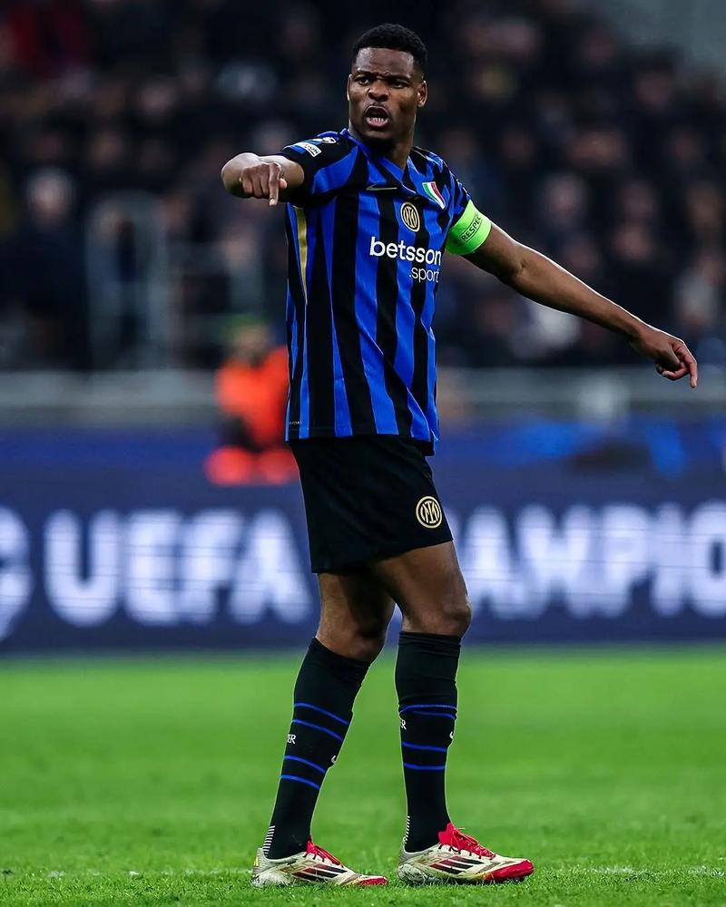 卡里乌斯：在红军时本应投入更多训练；希望能成年轻球员榜样（卡里乌斯自省：效力利物浦时训练投入不足，盼成为年轻球员榜样）