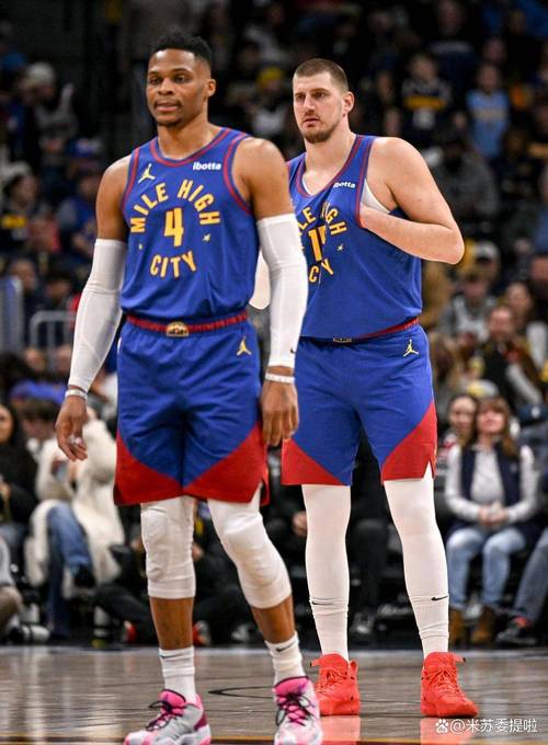 从手足无措到游刃有余，齐达内在公园学着踢毽子（齐达内在公园练踢毽子，从生疏到娴熟）