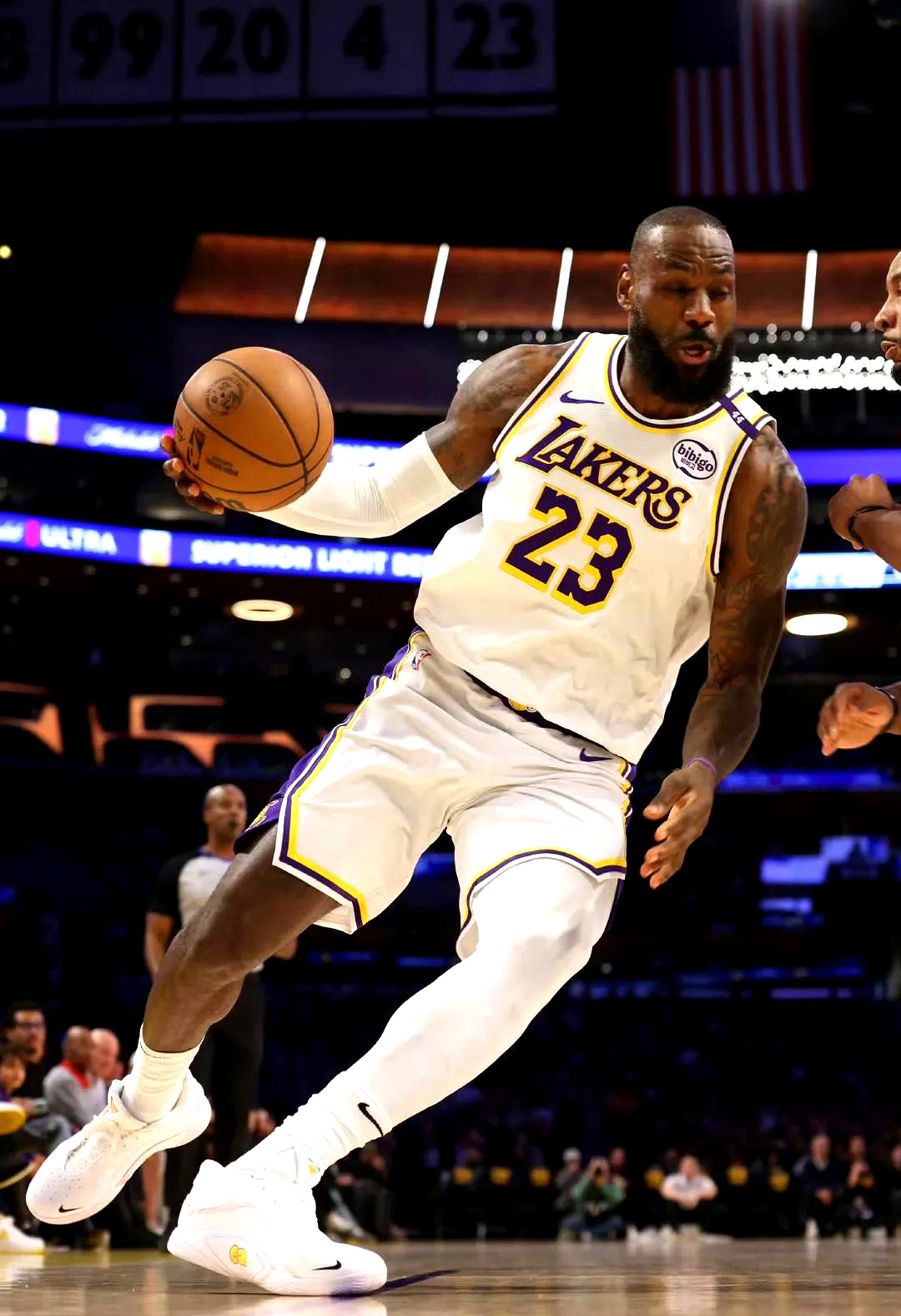 阿门本赛季首次得分30+，他得分上25的比赛火箭4场全胜（阿门本季首砍30+，其25+场次火箭4战全胜）