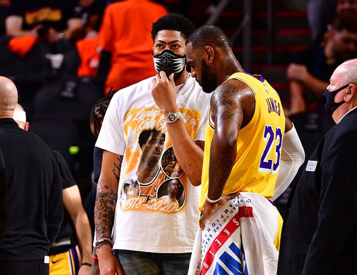 篮球CBA赛场出现冲突，裁判提前终止比赛（CBA赛场爆发冲突，裁判提前吹停比赛）