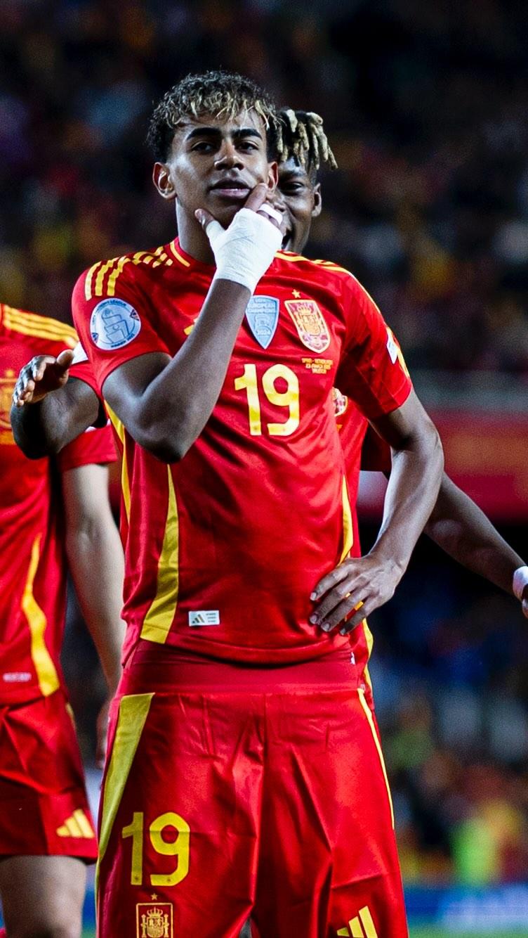 图片报：皇萨仁等豪门都在争夺16岁艾希霍恩，赫塔想和他续约（皇马巴萨拜仁等豪门竞逐16岁新星艾希霍恩，柏林赫塔欲续约留人）