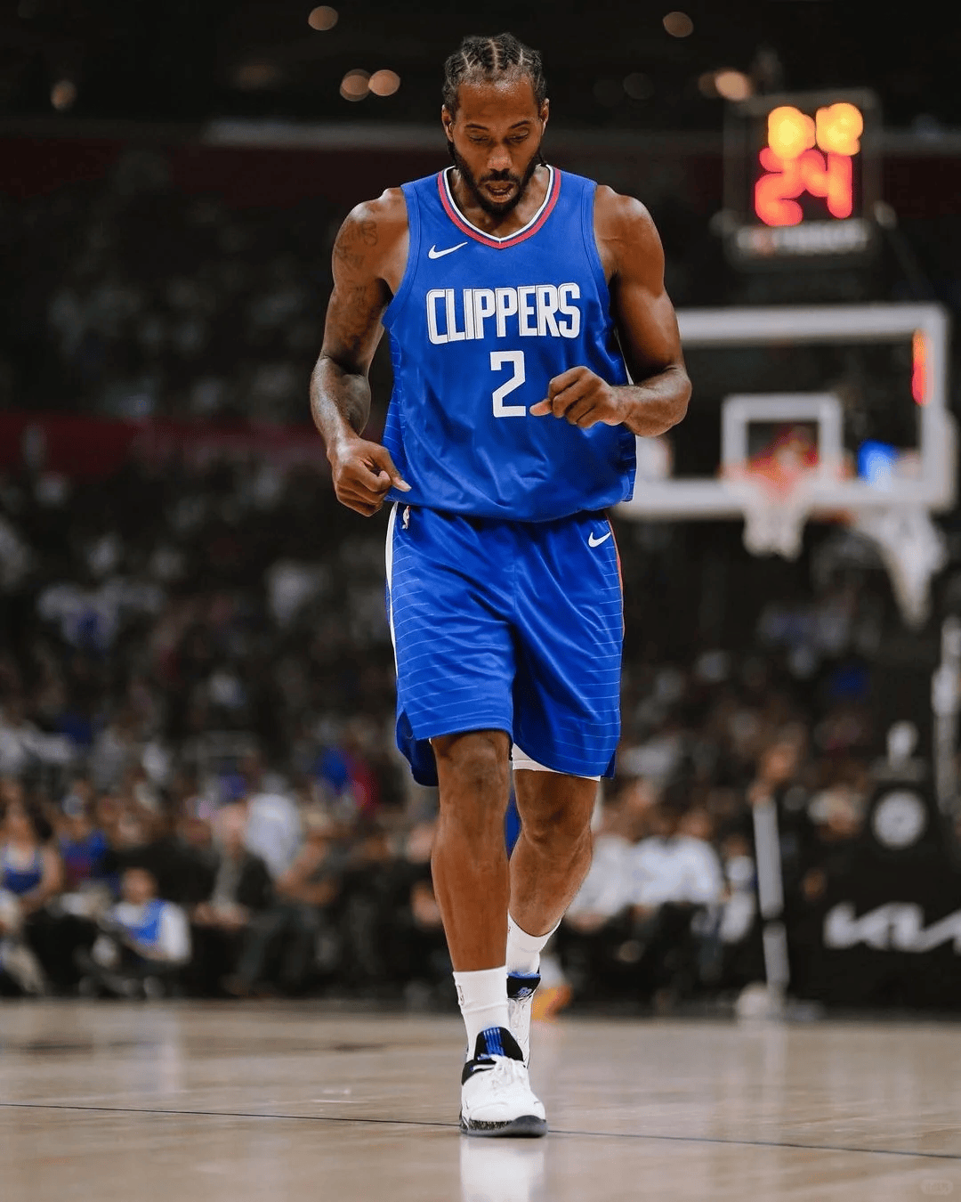 西班牙足协宣传反家暴：面对家庭暴力，直接出示红牌（西班牙足协发布反家暴倡议：对家庭暴力亮出红牌）