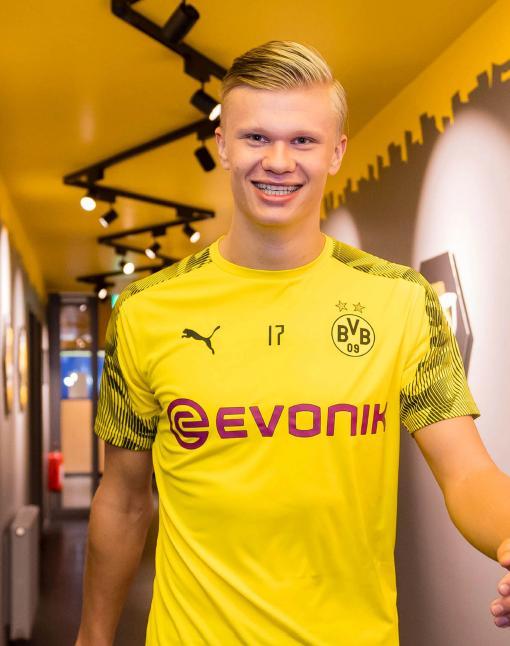 北京时间12月10日凌晨04：00，2025／26赛季欧冠联赛阶段第六轮的一场关键对决将在诺坎普球场上演。（北京时间12月10日04：00，2025／26赛季欧冠第六轮焦点战将在诺坎普打响）