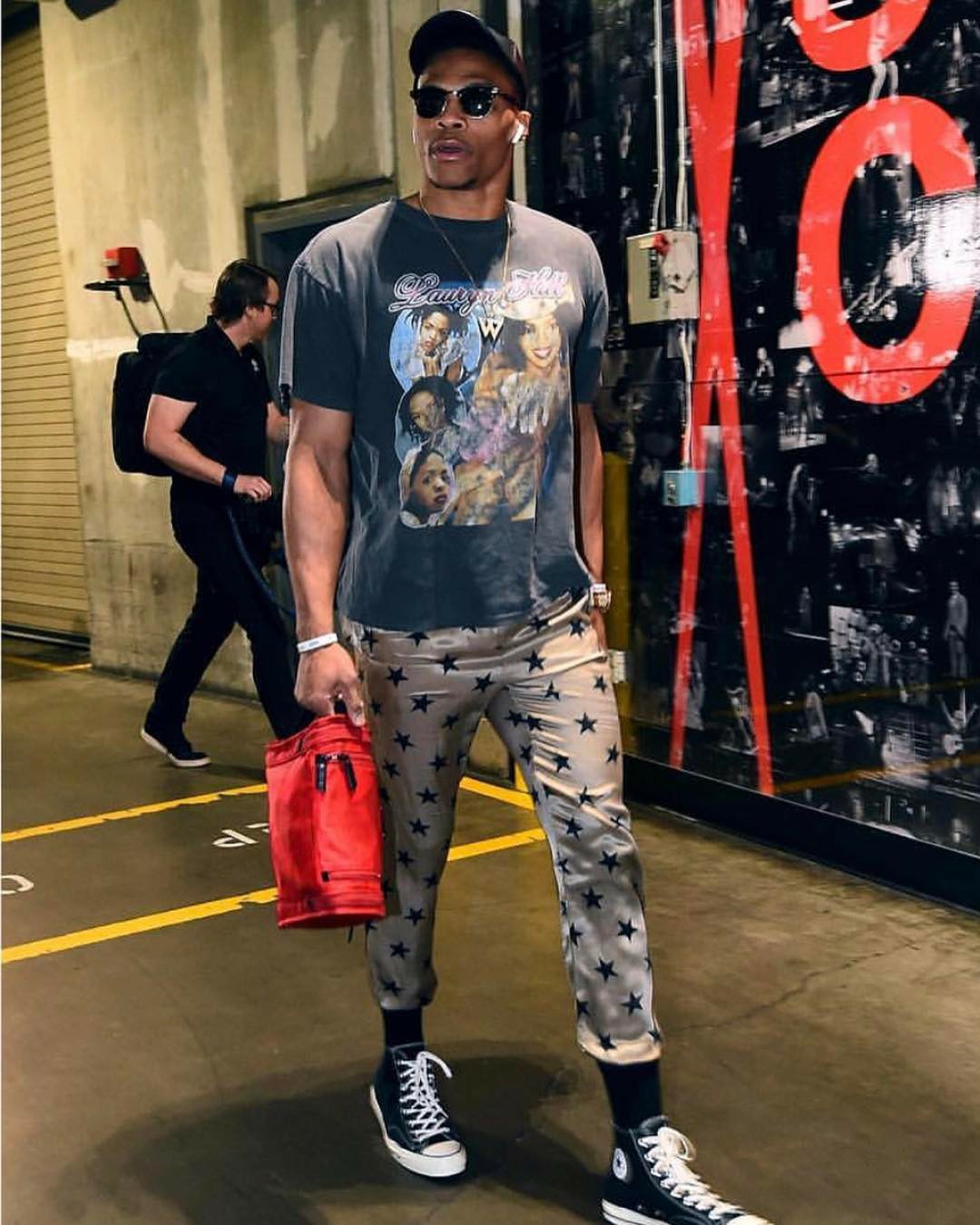 在与新西兰女足的友谊赛中，克尔受邀在一位球迷的孕肚上签名（友谊赛对阵新西兰女足，克尔受邀为球迷孕肚签名）